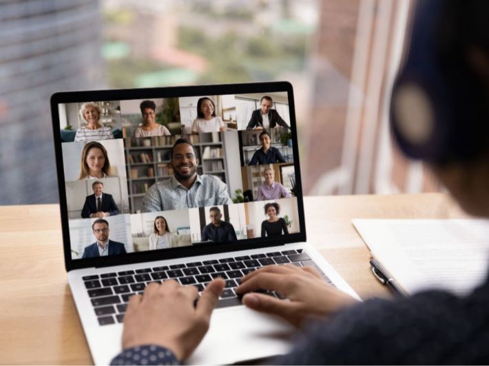 الفرق بين التواصل وجها لوجه والتواصل عبر الإنترنت